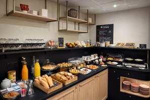 Frokostbuffé hver dag (EUR 13.5 per person)