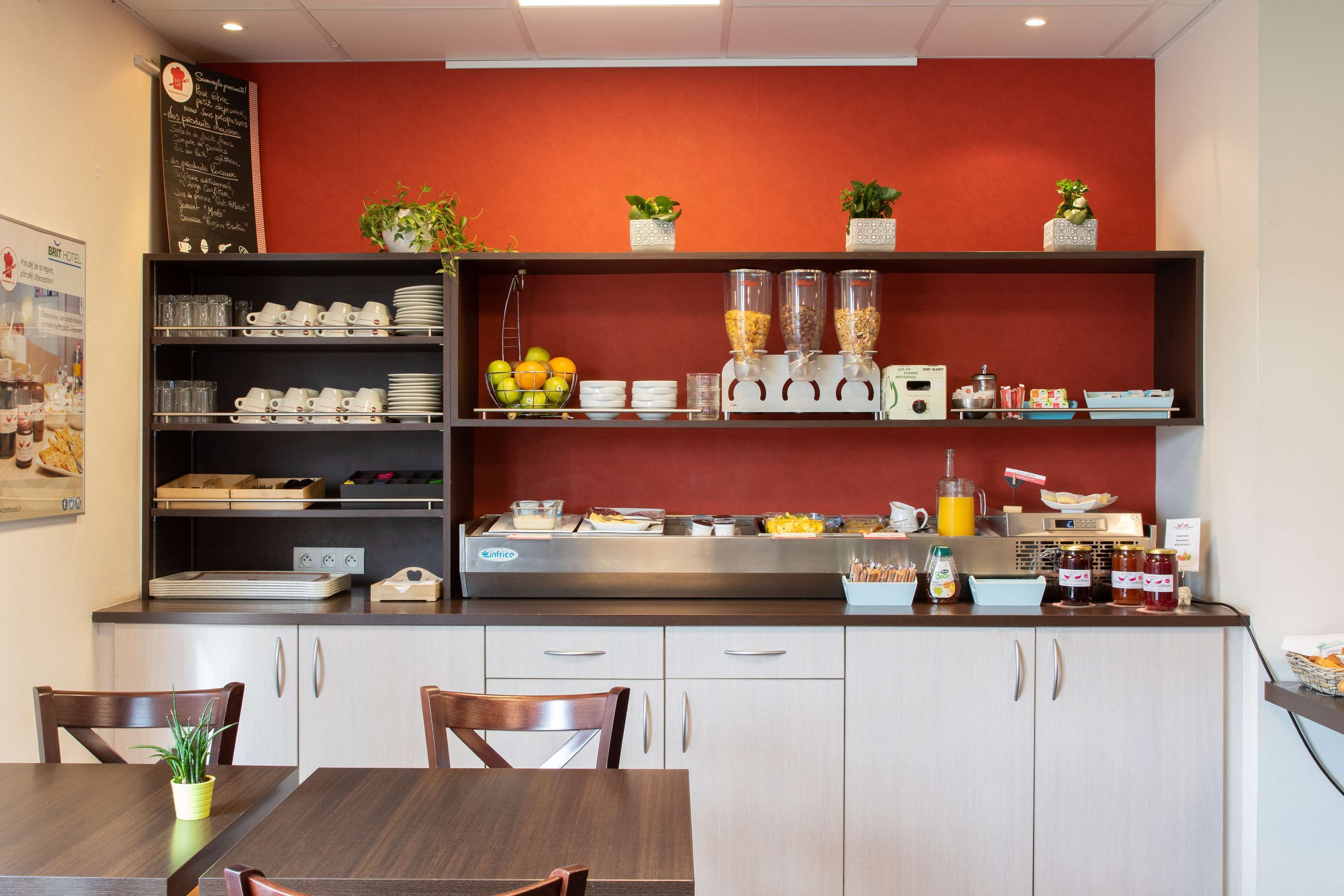 Desayuno buffet (EUR 13.2 por persona) 