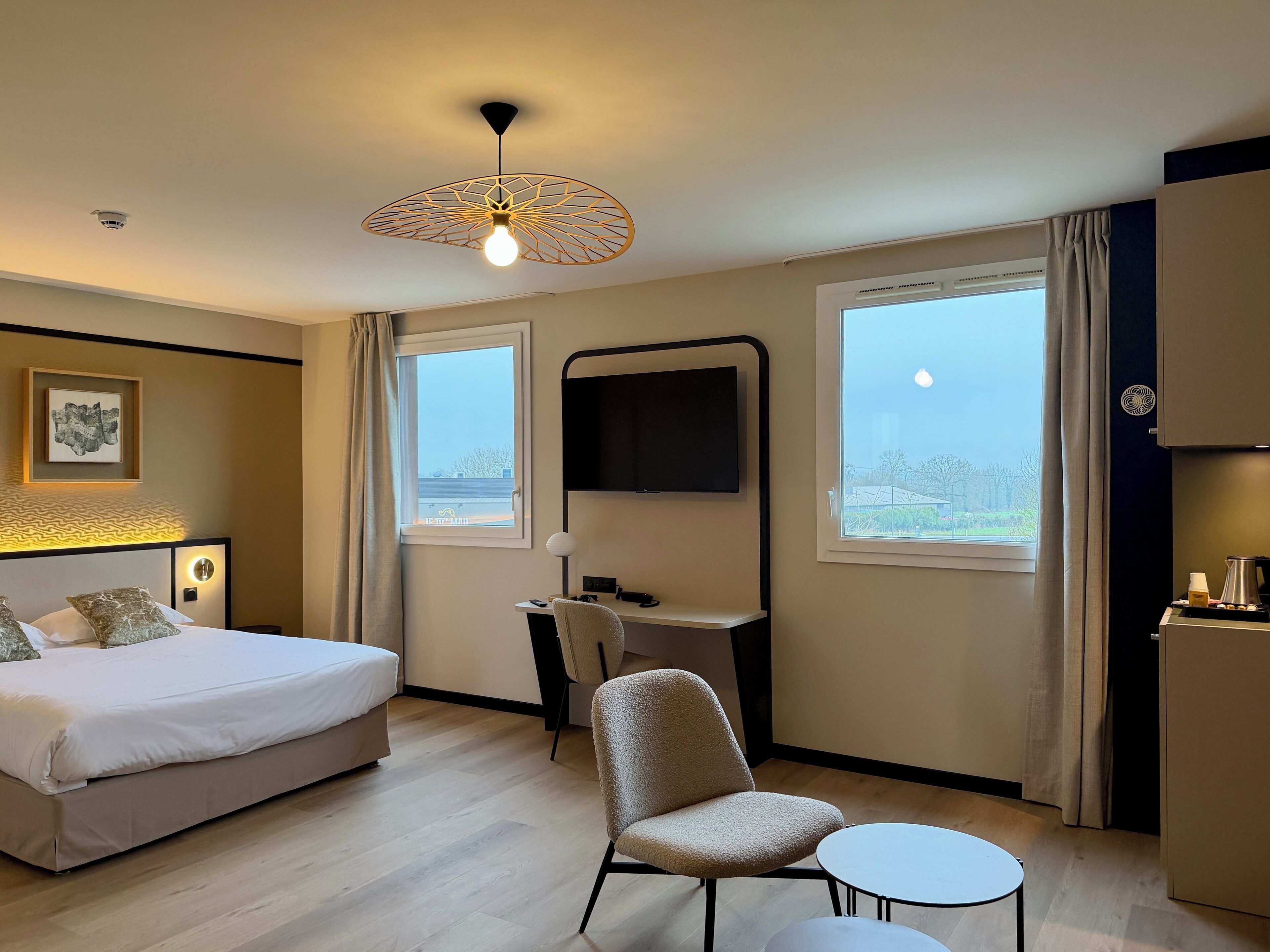 家庭房 | 高档床上用品、特色家居、办公桌、笔记本电脑工作区