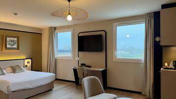 Ropa de cama de alta calidad, muebles diferentes y escritorio