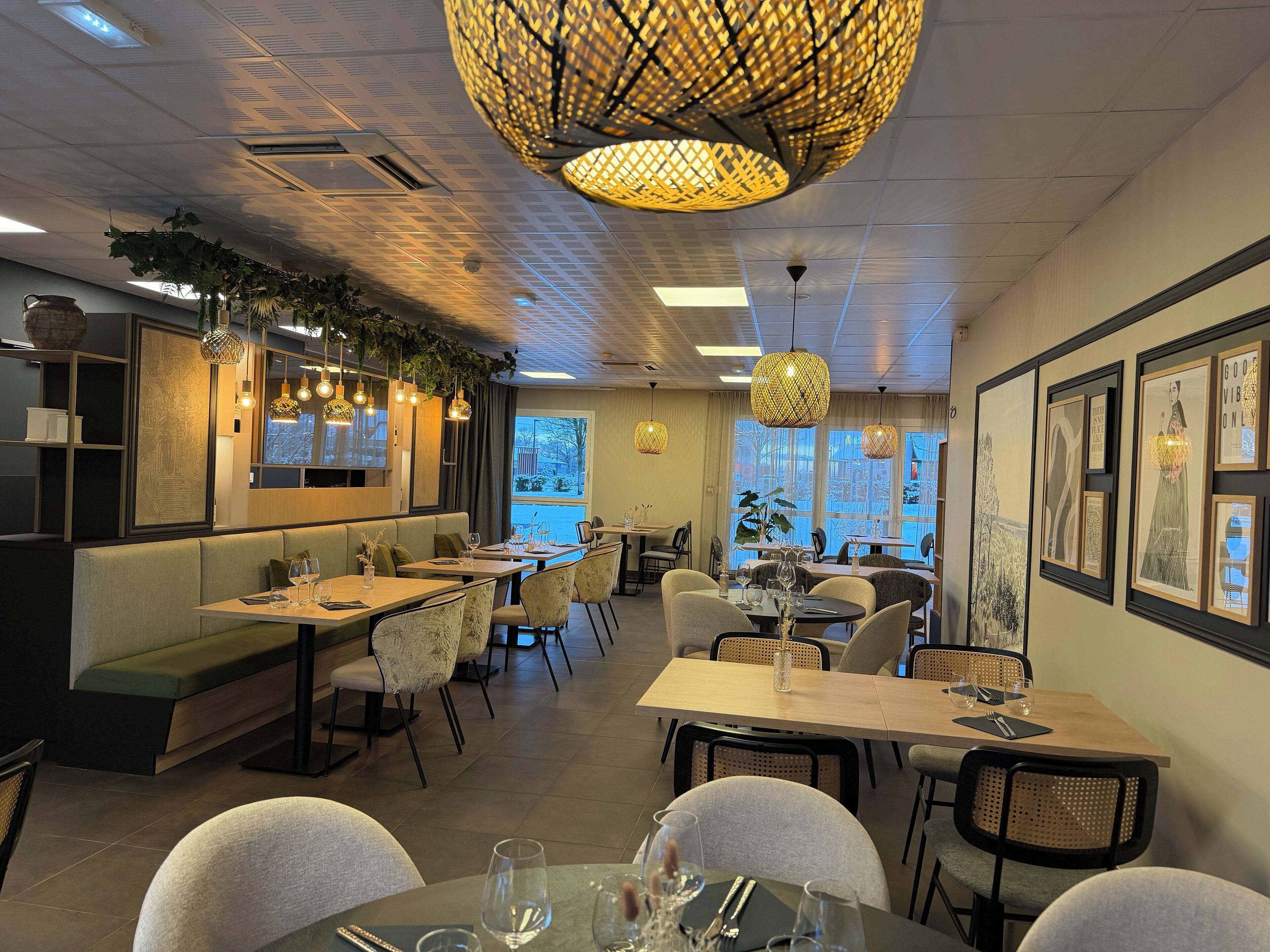 Daily buffet breakfast (EUR 13.5 per person)