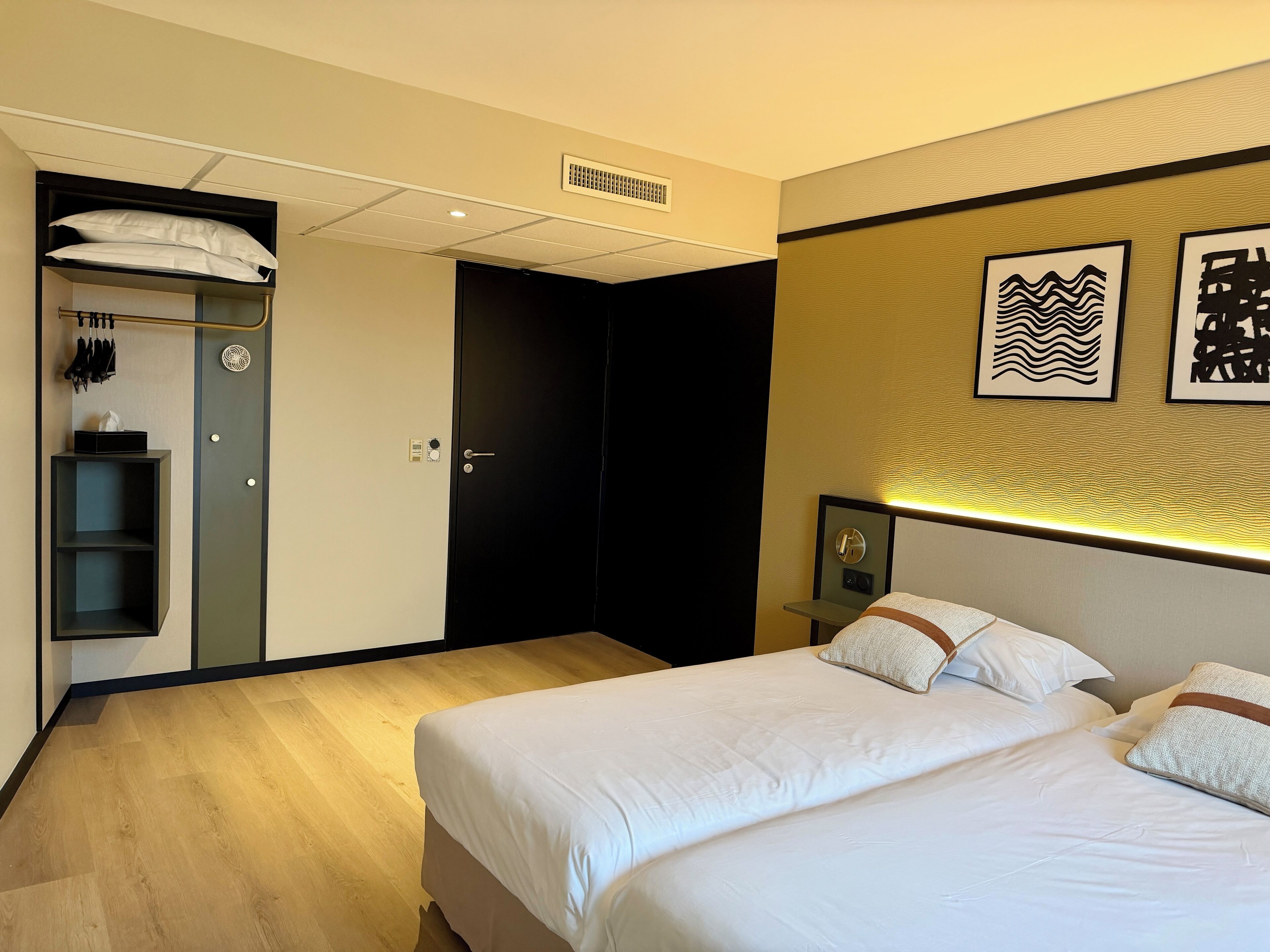 舒适双床房, 方便轮椅进入的淋浴 | 高档床上用品、特色家居、办公桌、笔记本电脑工作区