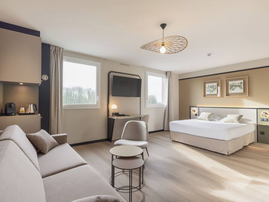 Neljän hengen executive-huone | Ylelliset vuodevaatteet, yksilöllisesti kalustettu, työpöytä