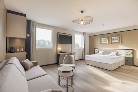 Executive-Vierbettzimmer | Hochwertige Bettwaren, individuell eingerichtet, Schreibtisch. Brit Hotel Saint-Méen-le-Grand en Brocéliande