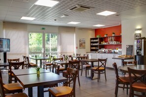 Desayuno buffet (EUR 13.2 por persona) 