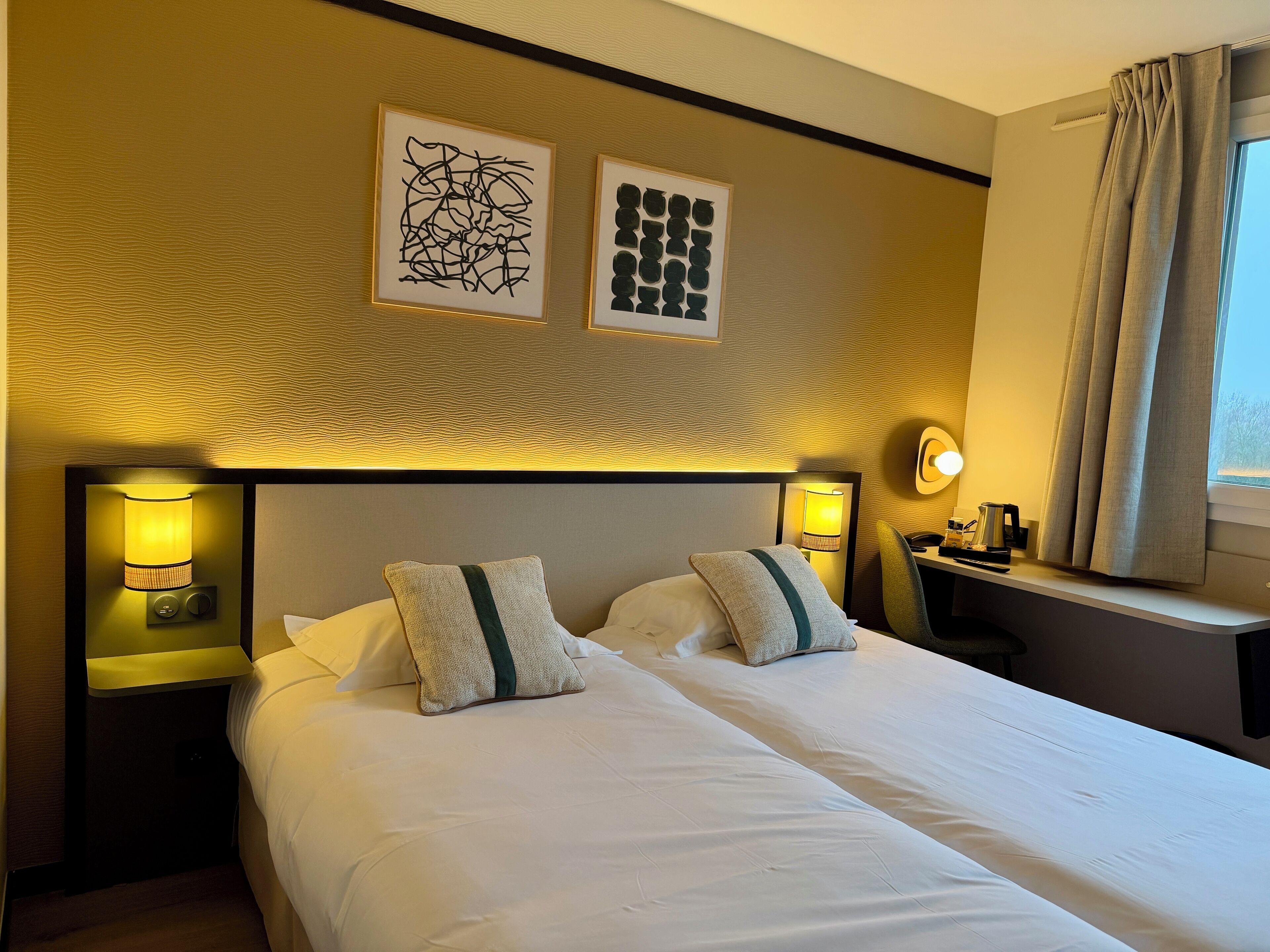 舒适双床房 | 高档床上用品、特色家居、办公桌、笔记本电脑工作区