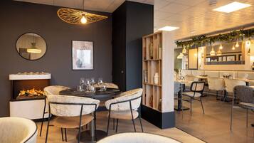 Petit déjeuner et déjeuner servis sur place, restauration en plein air