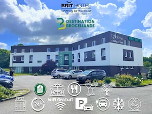 Vista frontal de la propiedad