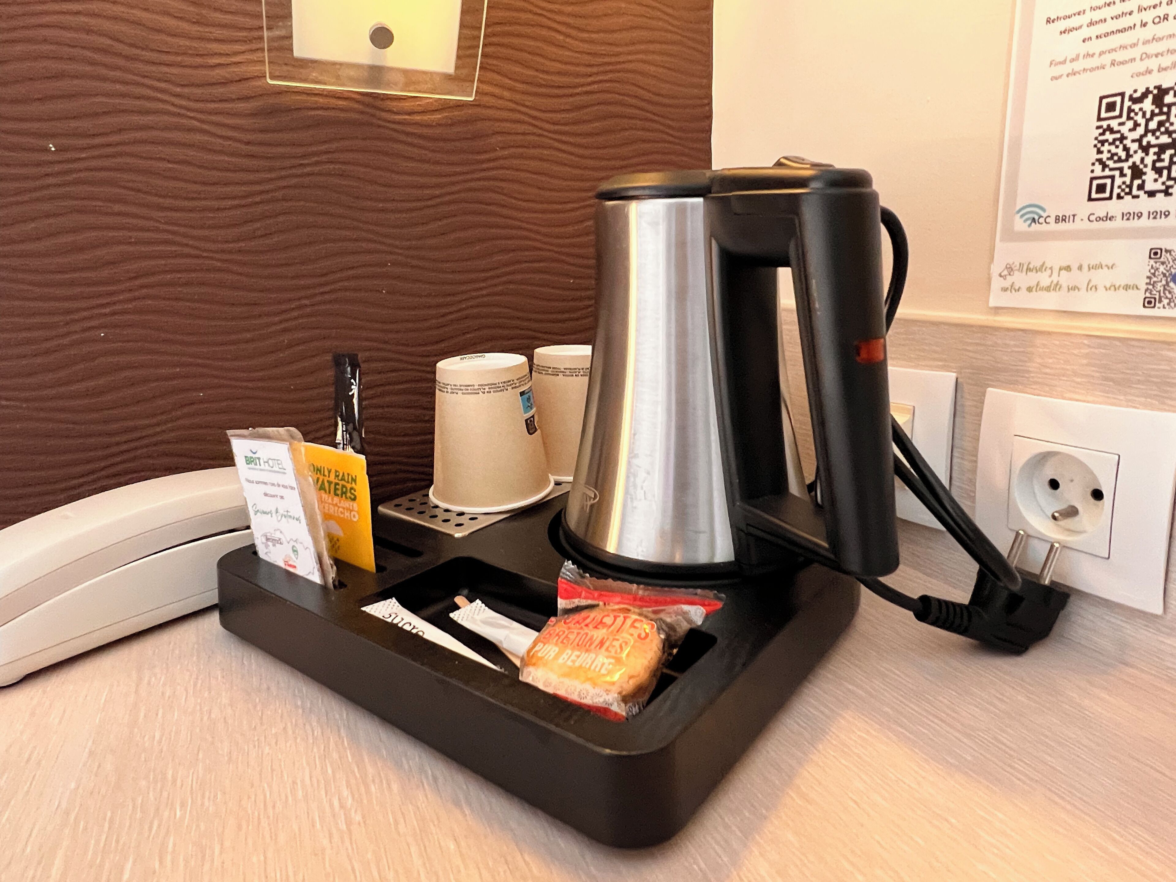 comfort twin room, roll-in shower | 1 bedroom, premium bedding, individually furnished, desk