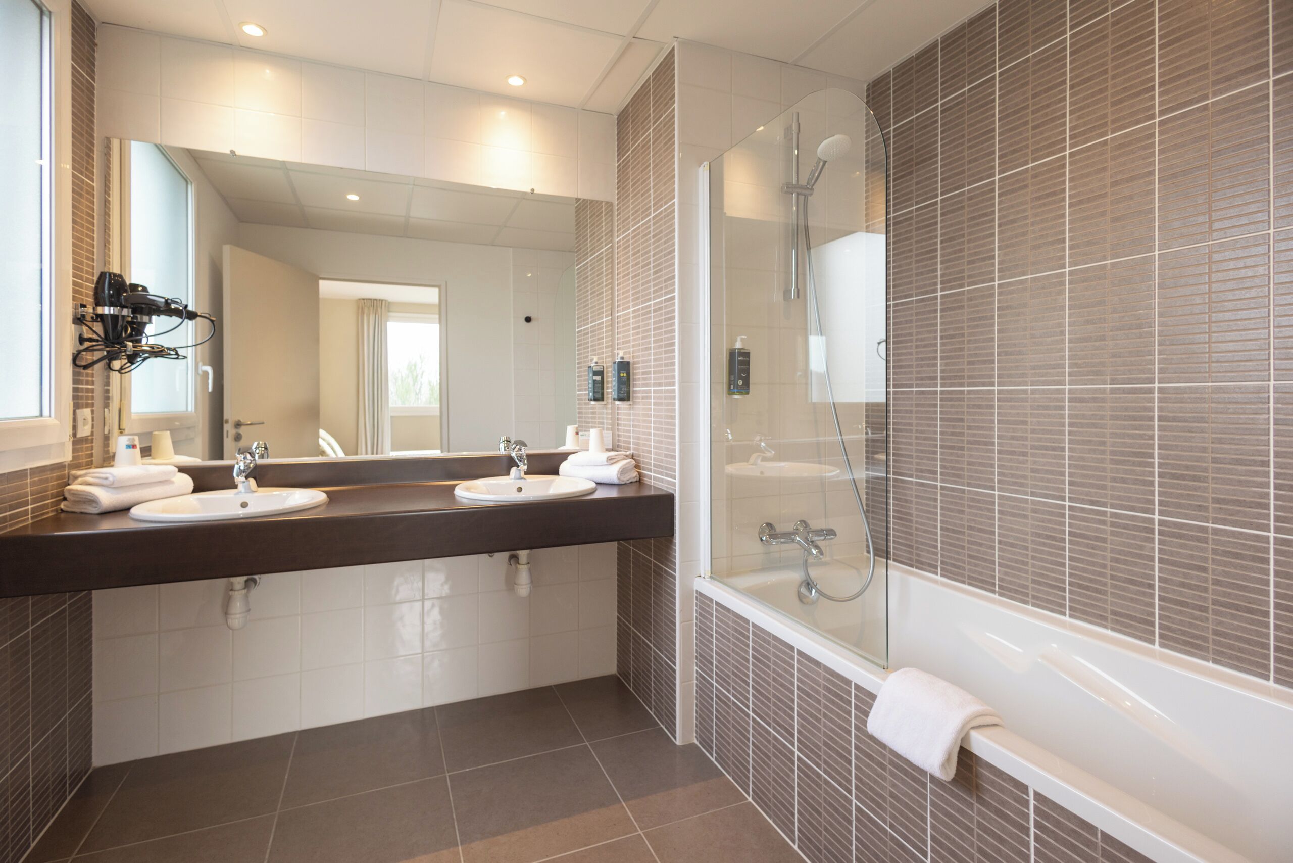 Chambre Quadruple Exécutive | Salle de bain | Sèche-cheveux, serviettes fournies, savon, shampoing