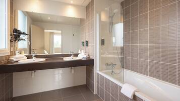 Chambre Quadruple Exécutive | Salle de bain | SÚche-cheveux, serviettes fournies, savon, shampoing