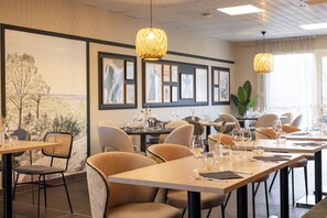 Der serveres morgenmad og franske retter med udendørs servering 