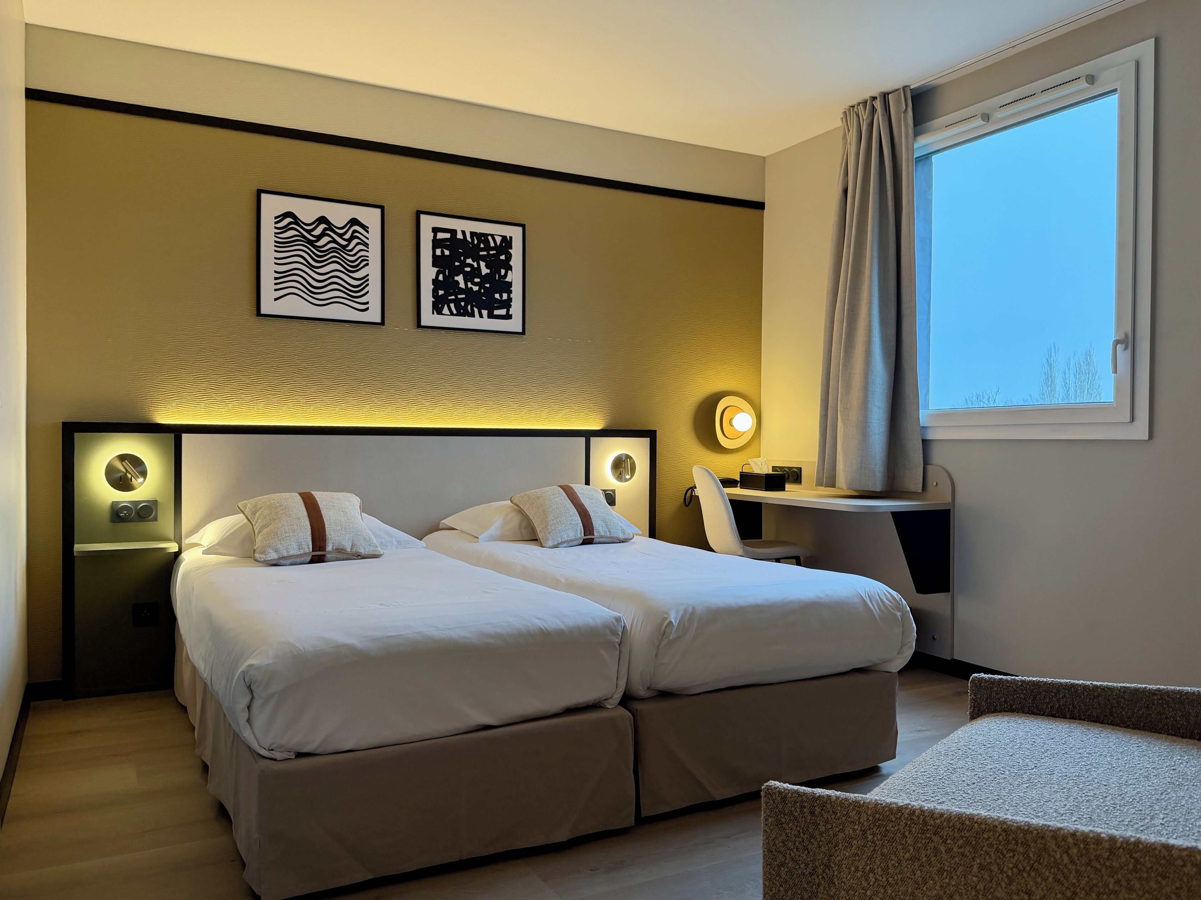 高档床上用品、特色家居、办公桌、笔记本电脑工作区