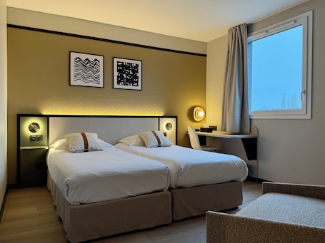 Roupas de cama premium, individualmente mobiliados, escrivaninha. Brit Hotel Saint-Méen-le-Grand en Brocéliande