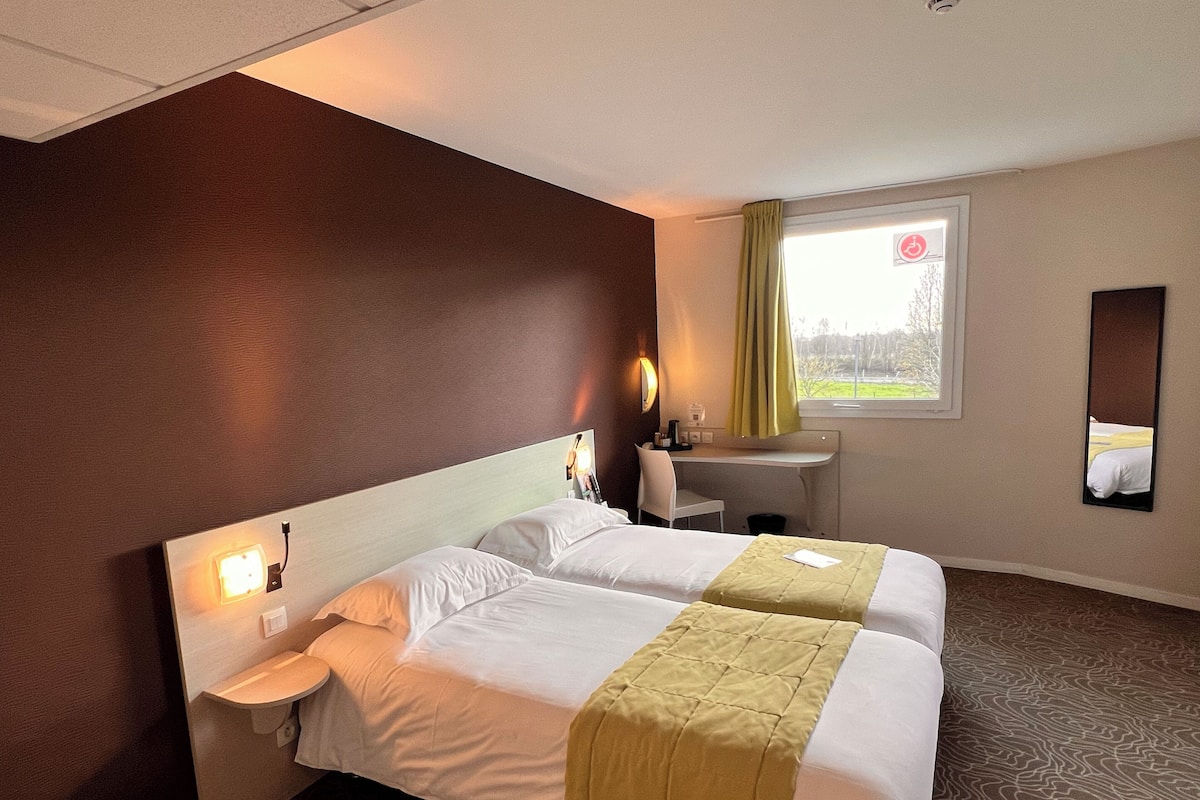 Comfort Twin kamer, rolstoeltoegankelijke douche | Luxe beddengoed, individueel gemeubileerd, een bureau
