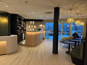 Bar (on property) - Brit Hotel Saint-Méen-le-Grand en Brocéliande (Saint-Onen-la-Chapelle)