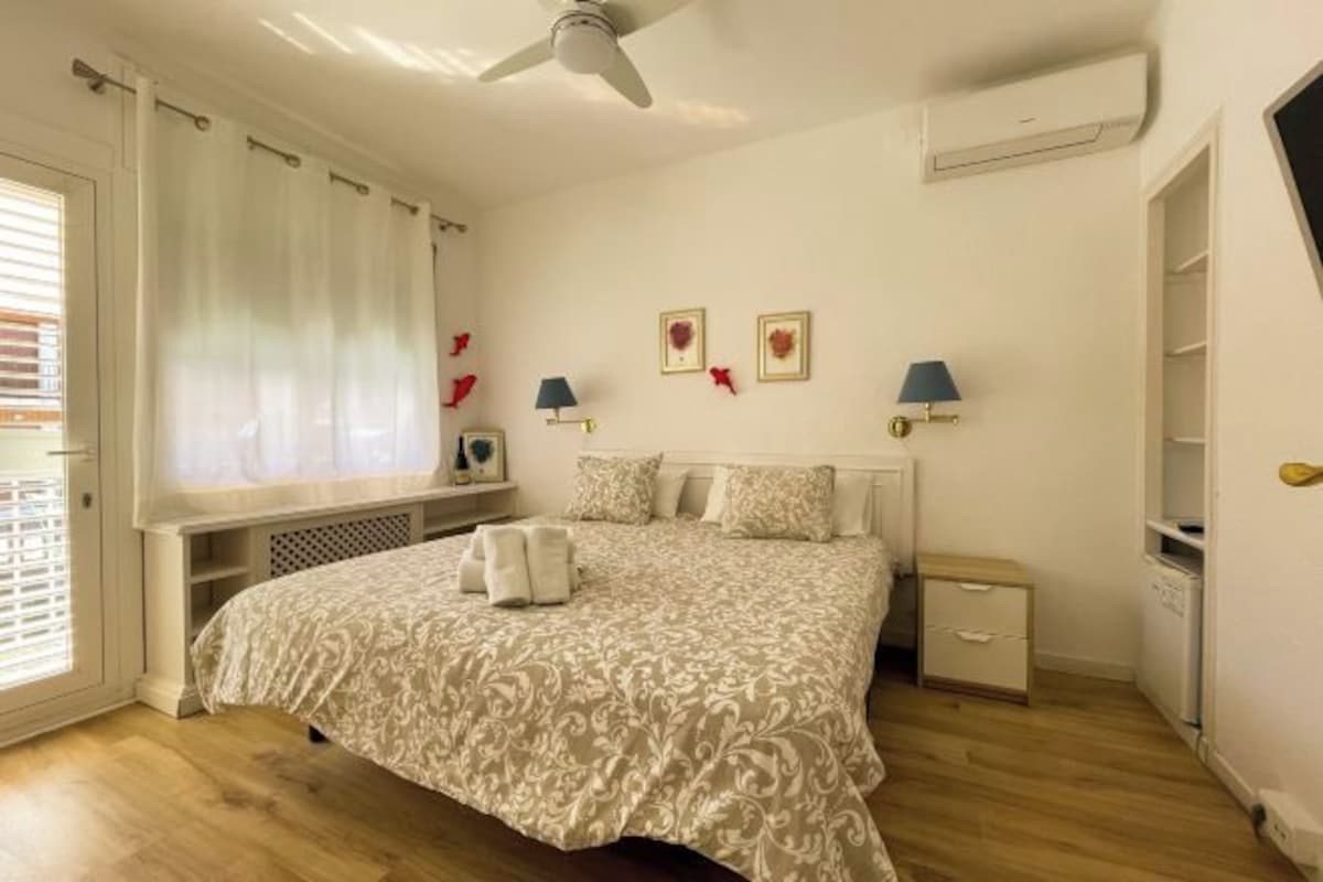 Premium bedding, down comforters, minibar, WiFi (free)