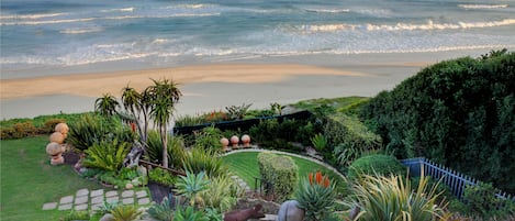 Aan een privéstrand, wit zand