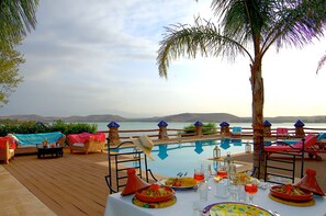 Serviço de café da manhã, almoço, jantar; vistas para a piscina