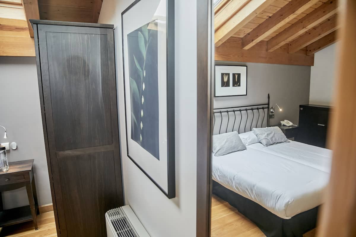 Triple Room | Individually decorated, individually furnished, desk, soundproofing