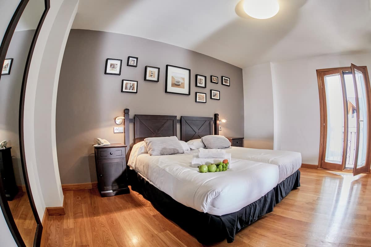 Habitación con 1 cama matrimonial o 2 individuales | Decoración personalizada, muebles diferentes y escritorio