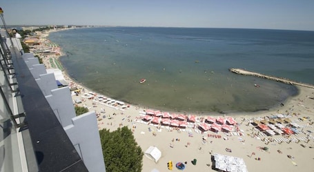 Playa privada en los alrededores, arena blanca. Hotel Parc