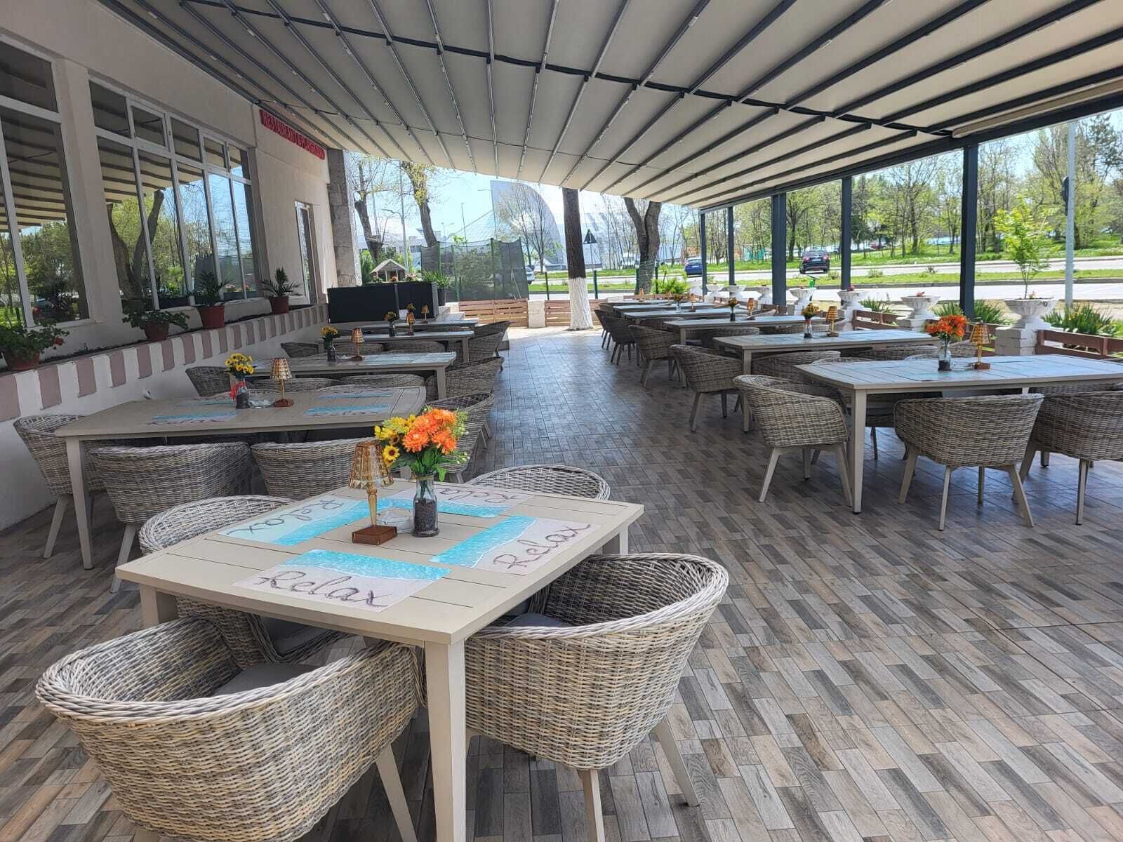 供应午餐和晚餐，国际美食