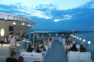 Lunch and dinner served, international cuisine