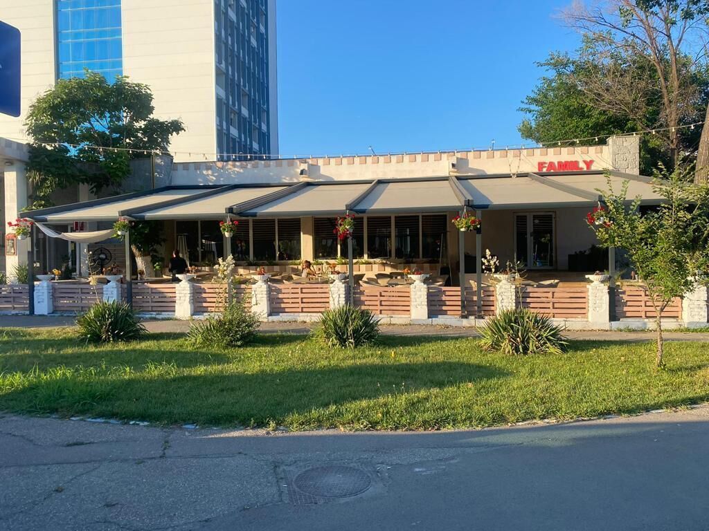 Lunch and dinner served, international cuisine