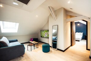 Family Suite | Living area | 90-cm flat-screen TV with digital channels, TV - Logis Villa C Hôtel (Bourges)