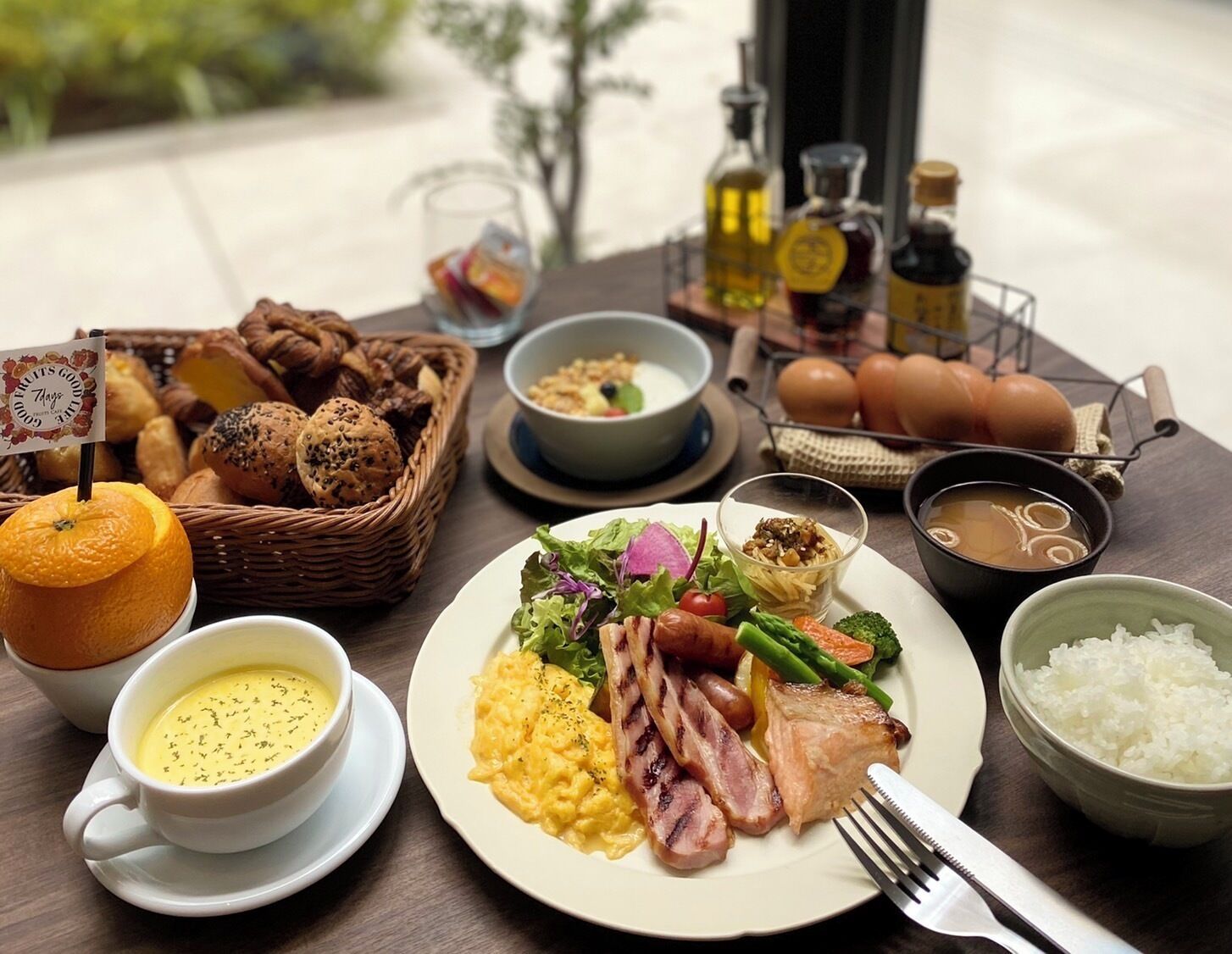 Daily buffet breakfast (JPY 1500 per person)