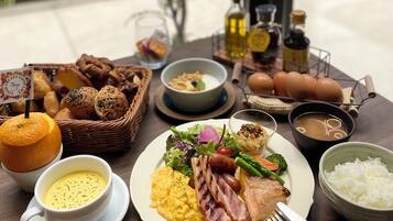 Daily buffet breakfast (JPY 1500 per person)