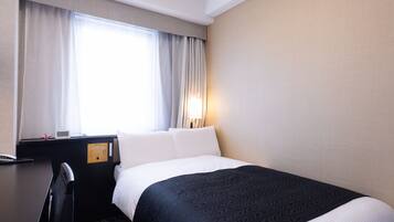 Edredones de plumas, escritorio, cortinas opacas