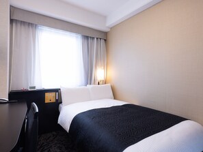 Down comforters, desk, blackout drapes, iron/ironing board - APA Hotel Kanazawa Nishi (Kanazawa)