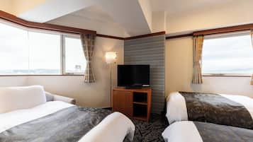 Dreibettzimmer, Nichtraucher | Zimmersafe, Schreibtisch, Verdunkelungsvorhänge, kostenloses WLAN