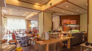 فطور ياباني يوميًا بتكلفة قدرها (1300.00 JPY للشخص)