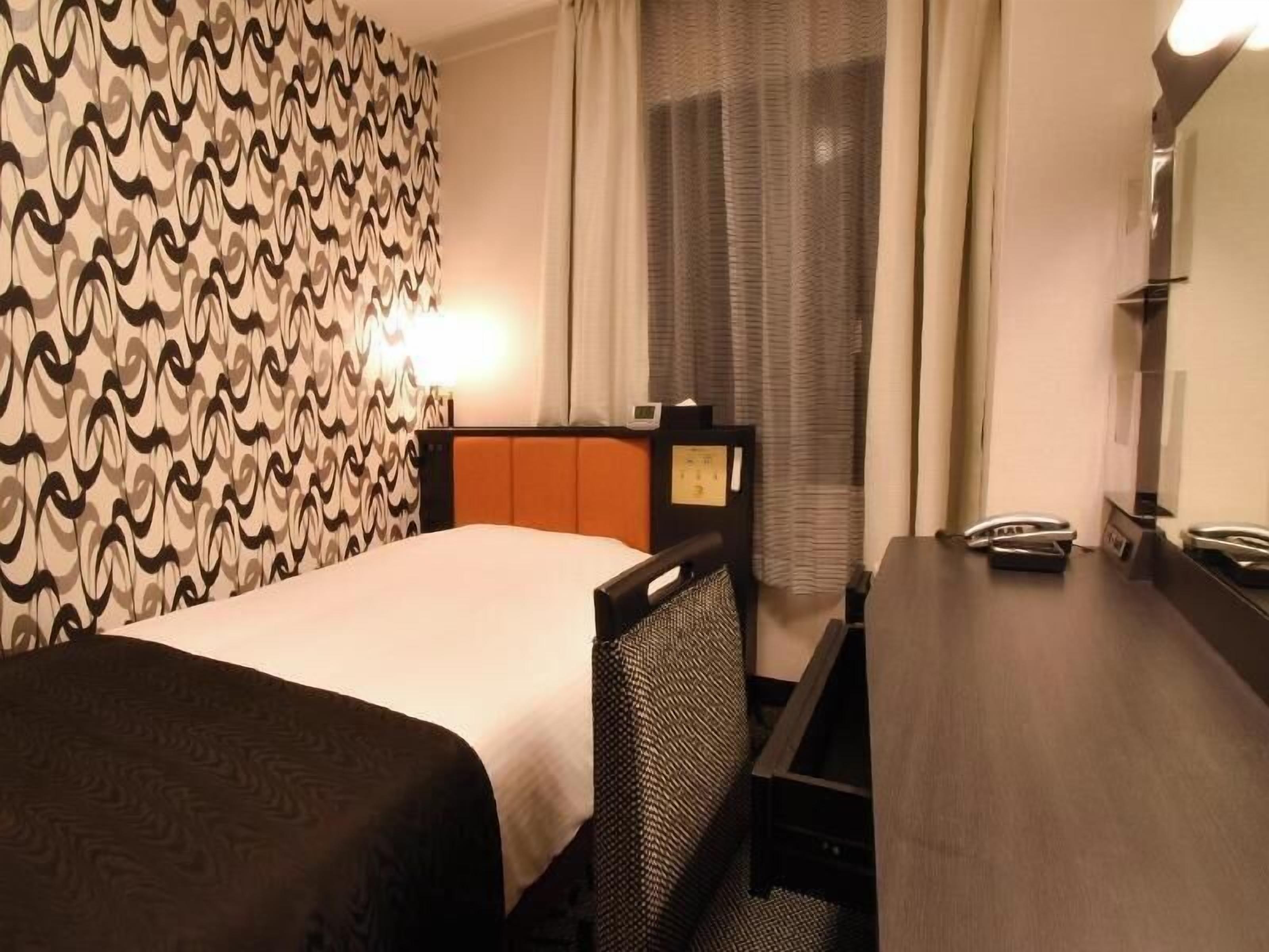 Escritorio, cortinas blackout, wifi gratis y ropa de cama 