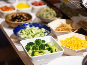 อาหารเช้าแบบบุฟเฟ่ต์ทุกวัน (JPY 1500 ต่อคน)