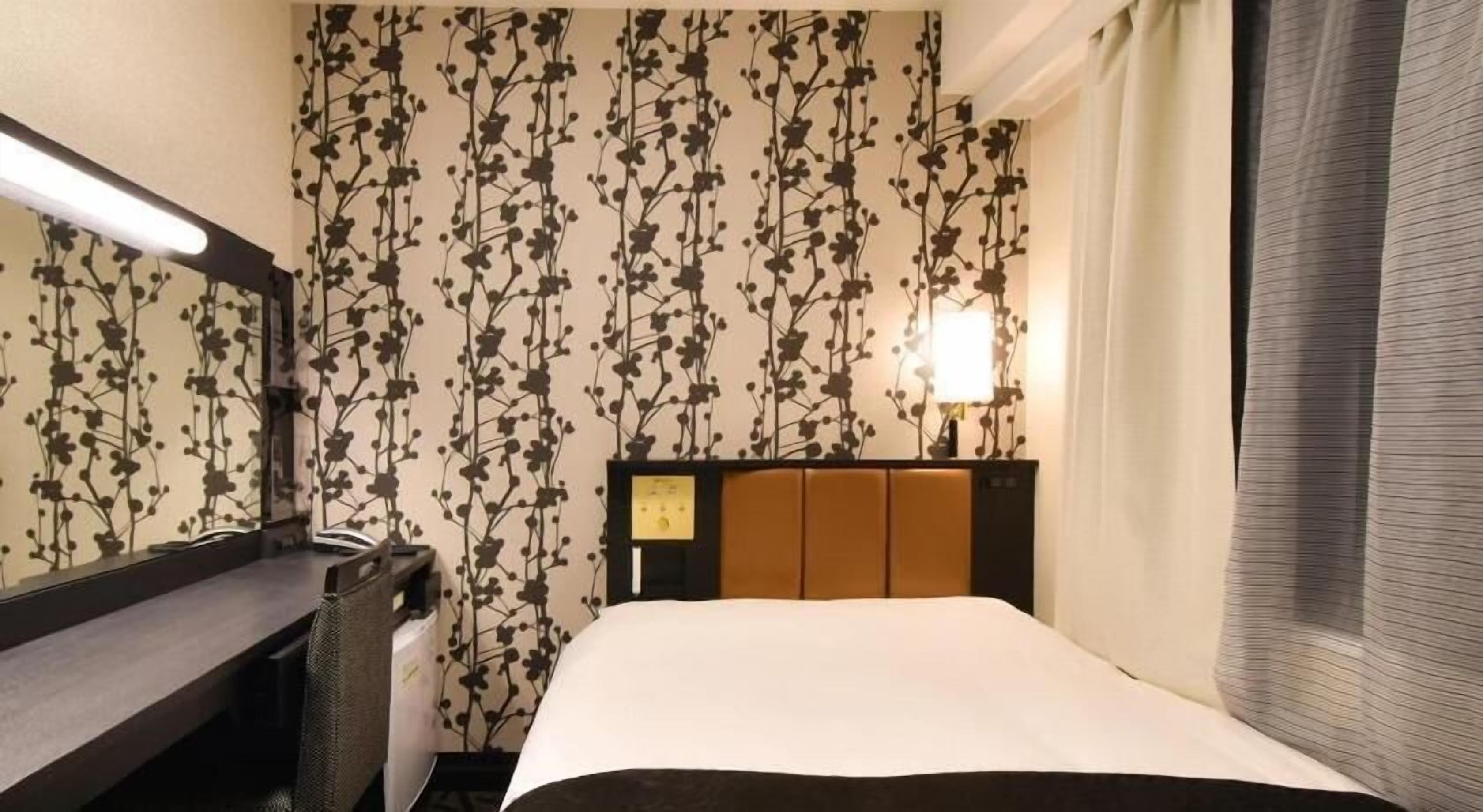 Escritorio, cortinas blackout, wifi gratis y ropa de cama 
