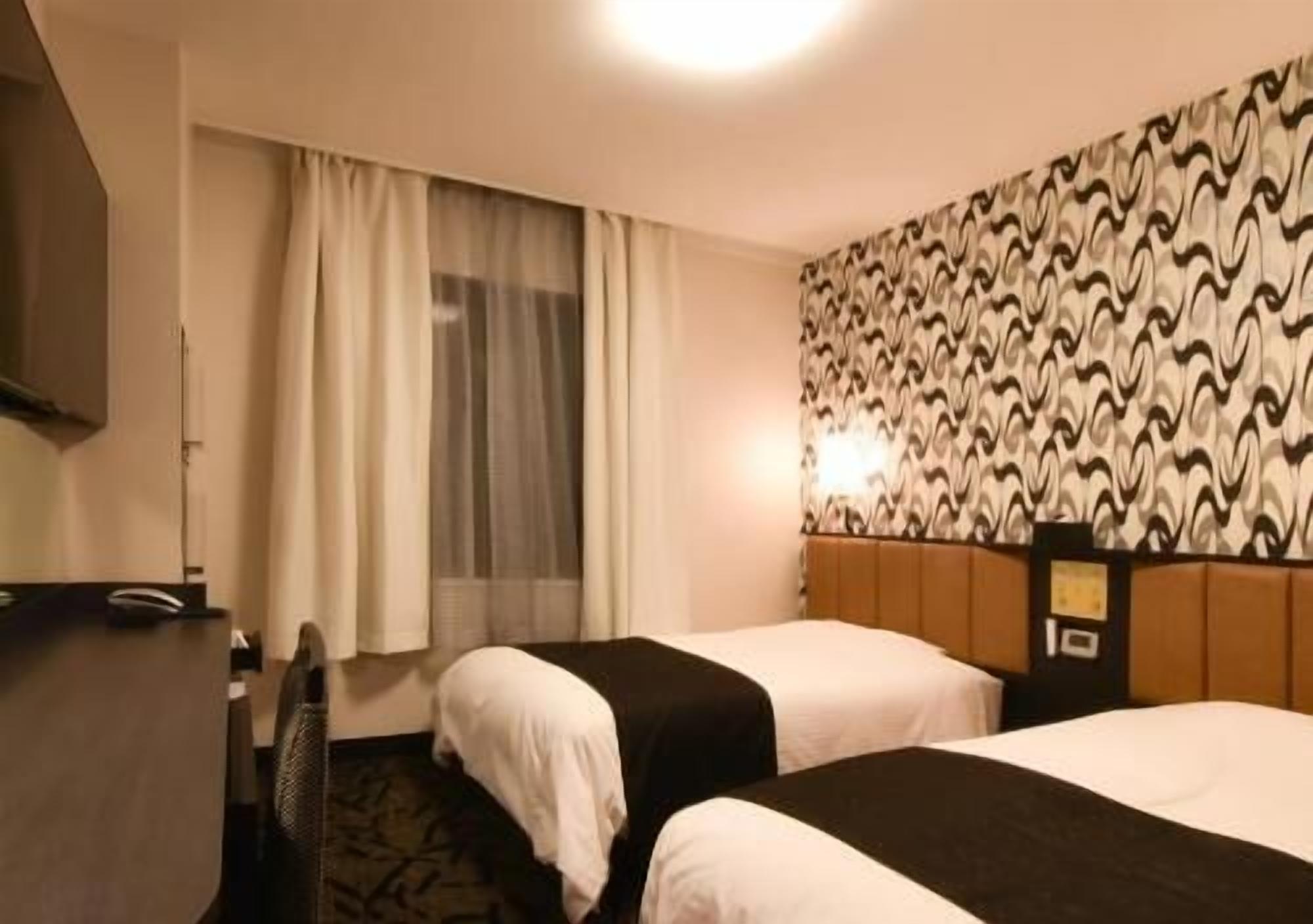 Escritorio, cortinas blackout, wifi gratis y ropa de cama 