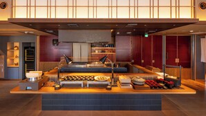 Un espace buffet proposant une variété de plats et une zone réservée aux repas.