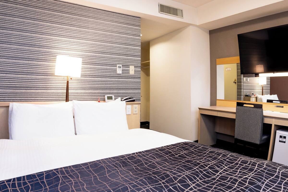 Safe på rommet, skrivebord, blendingsgardiner og wi-fi (inkludert)