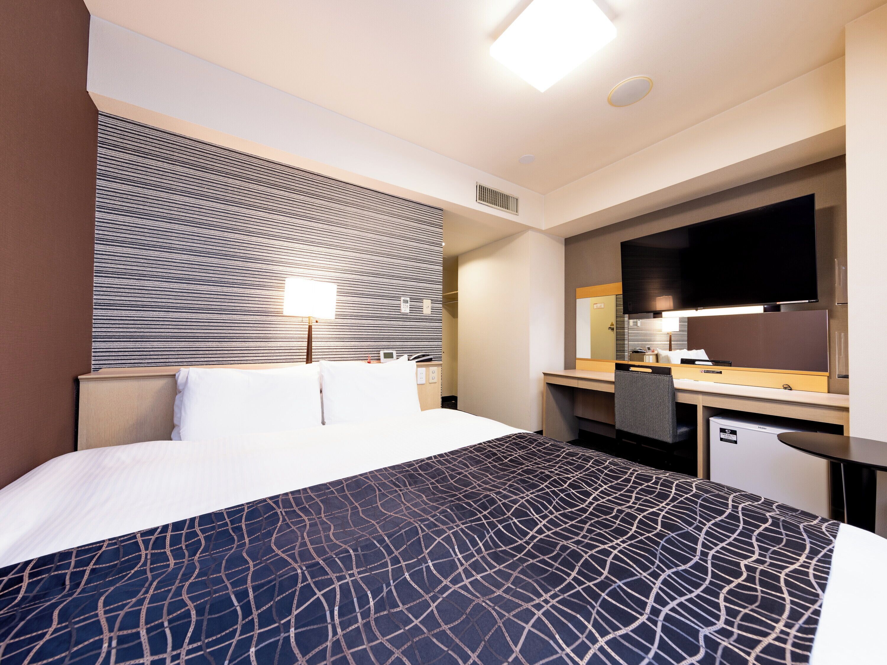 Tallelokero huoneessa, työpöytä, pimennysverhot, ilmainen Wi-Fi