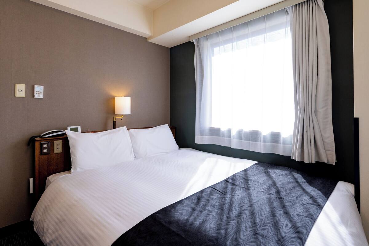 Safe på rommet, skrivebord, blendingsgardiner og wi-fi (inkludert)