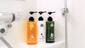 淋浴/盆浴组合、深泡浴缸、免费洗浴用品、吹风机