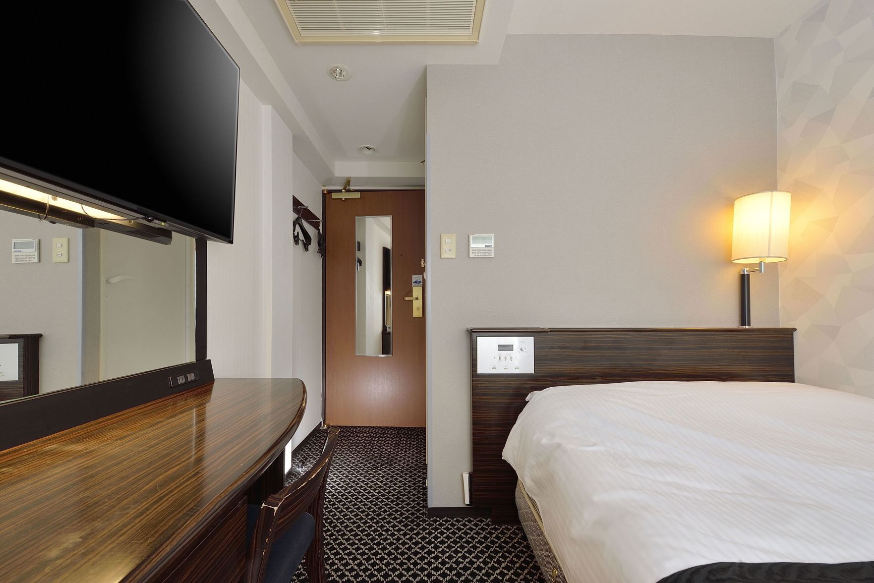 羽绒被、办公桌、遮光窗帘、免费 WiFi