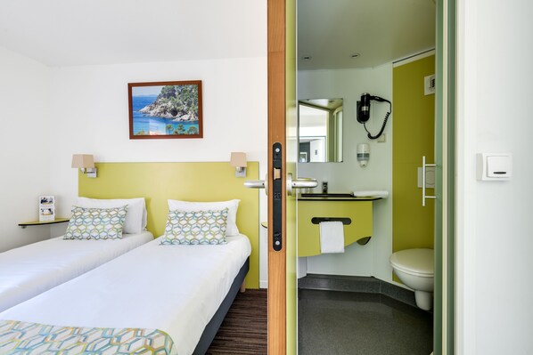 Twin Room, 2 Single Beds | Bathroom