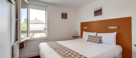 Escritorio, sistema de insonorización y tabla de planchar con plancha