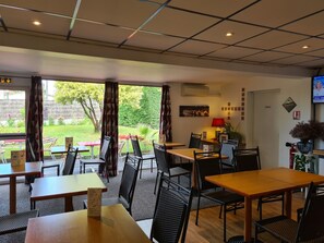 Café da manhã com buffet todos os dias (EUR 8 por pessoa) 