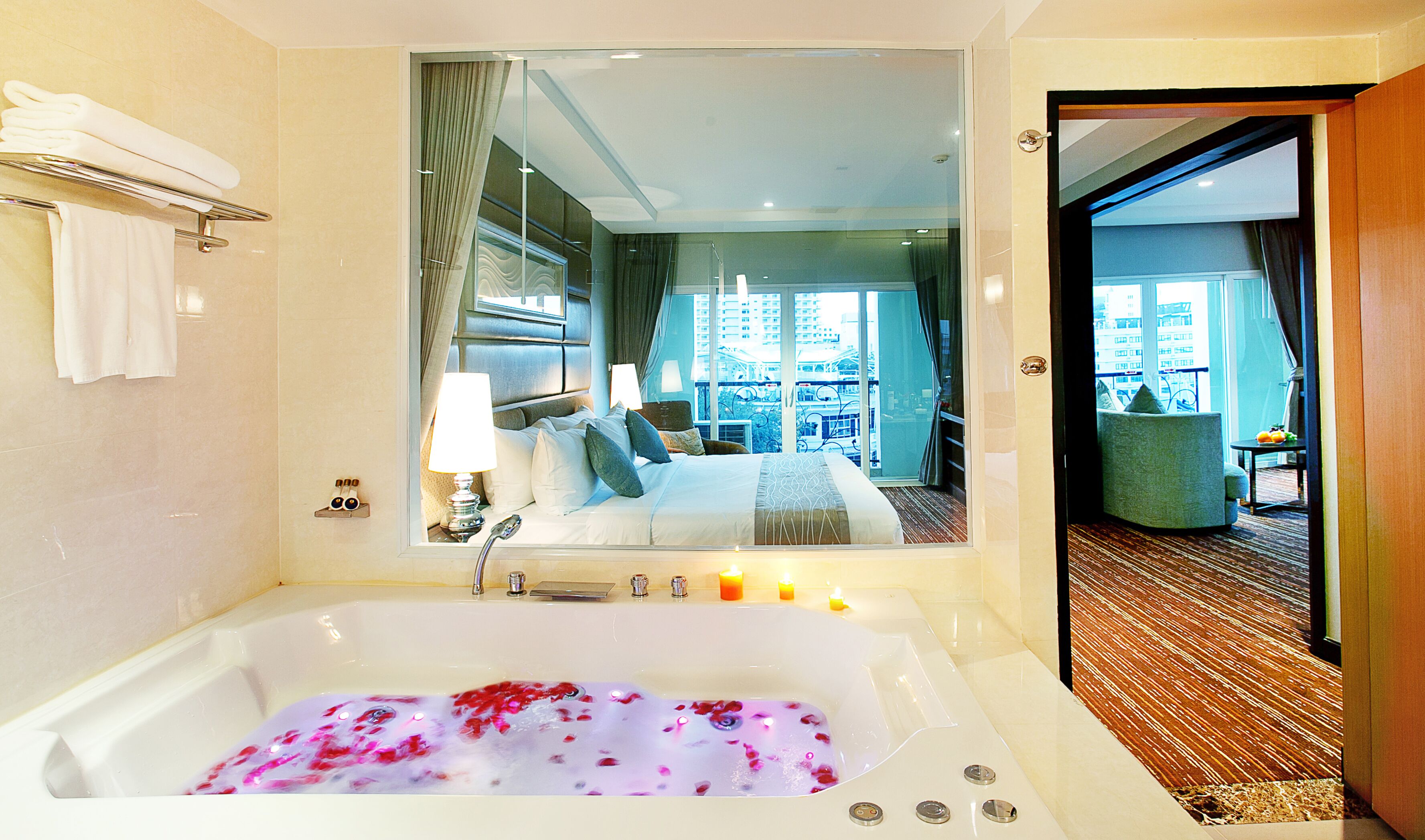 Executive Suite, 1 King Bed | Bathroom | Combined shower/bathtub, free toiletries, hair dryer, bathrobes